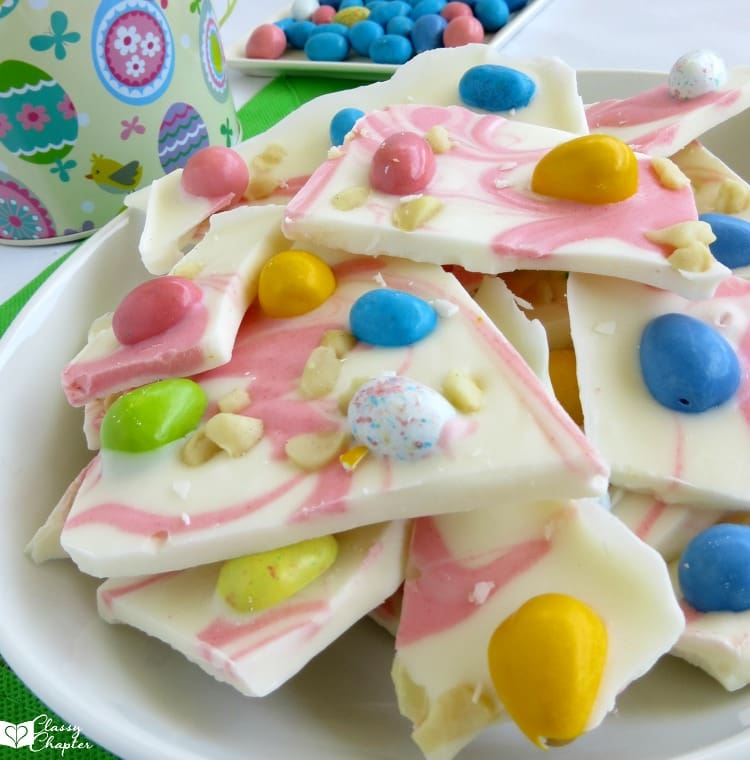 Need an easy Easter dessert recipe? This Easter bark recipe is so pretty and taste so good!