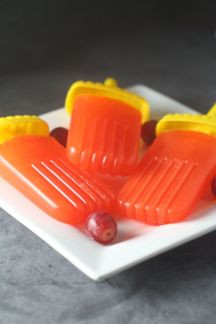 Need a new way to get the kids to eat their vegetables? Try these fruit and vegetable popsicles!