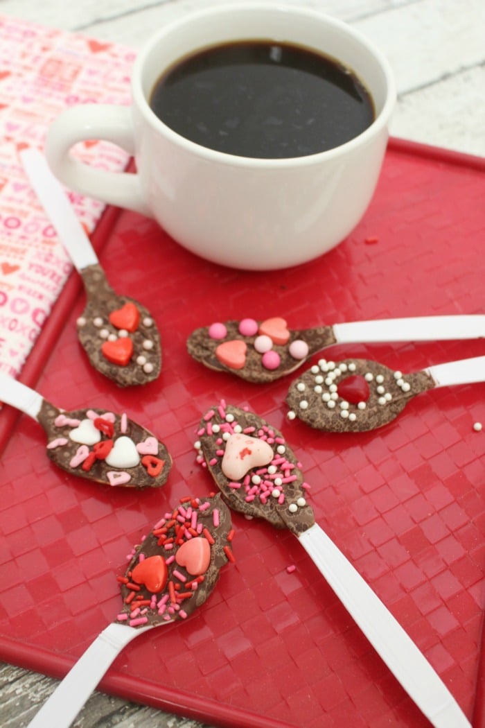 Need a fun and unique treat for Valentines Day? These Valentines Day spoons are the perfect dessert idea. This is an easy Valentines Day snack that everyone will love.