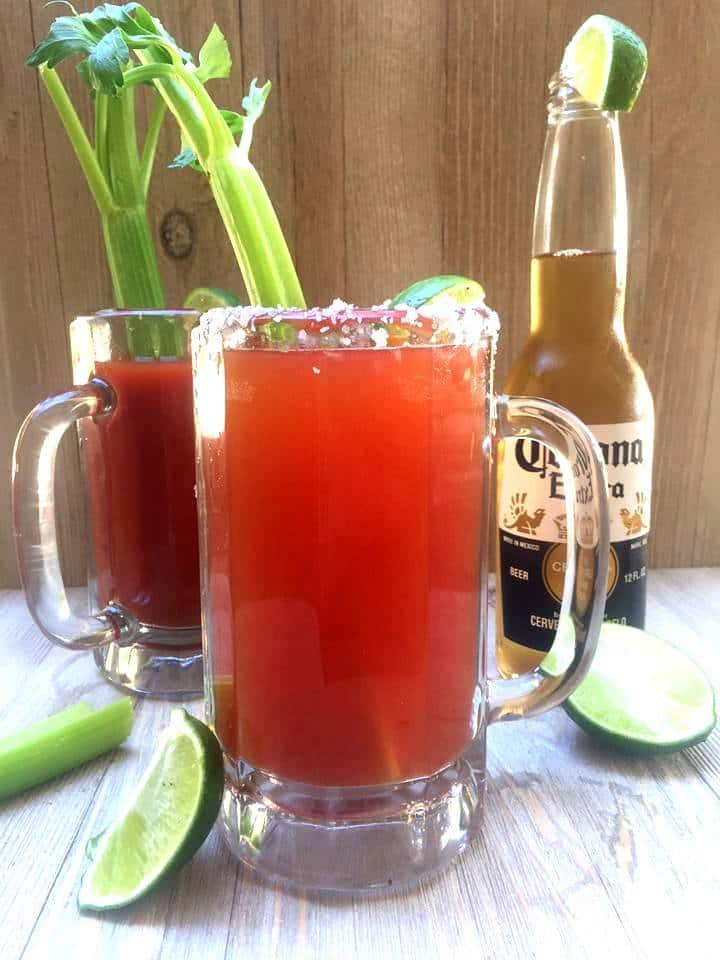 Chavela Beber! ¿Buscas una bebida divertida para la fiesta? Las bebidas alcohólicas sabrosas y fáciles son perfectas para cualquier fiesta para adultos. Esta receta fácil de bebida chavela se hace con cerveza. Es picante y te recordará a un bloody Mary con cerveza.