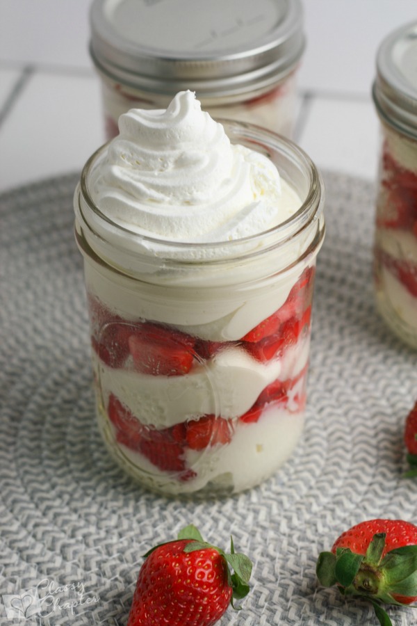 Cure your sweet tooth with this Weight Watchers strawberry cheesecake. This healthy dessert is a great way to enjoy a quick dessert without the guilt. #WeightWatchers #Cheesecake @WeightWatchersDesserts #1PointSnack #healthydessertideas