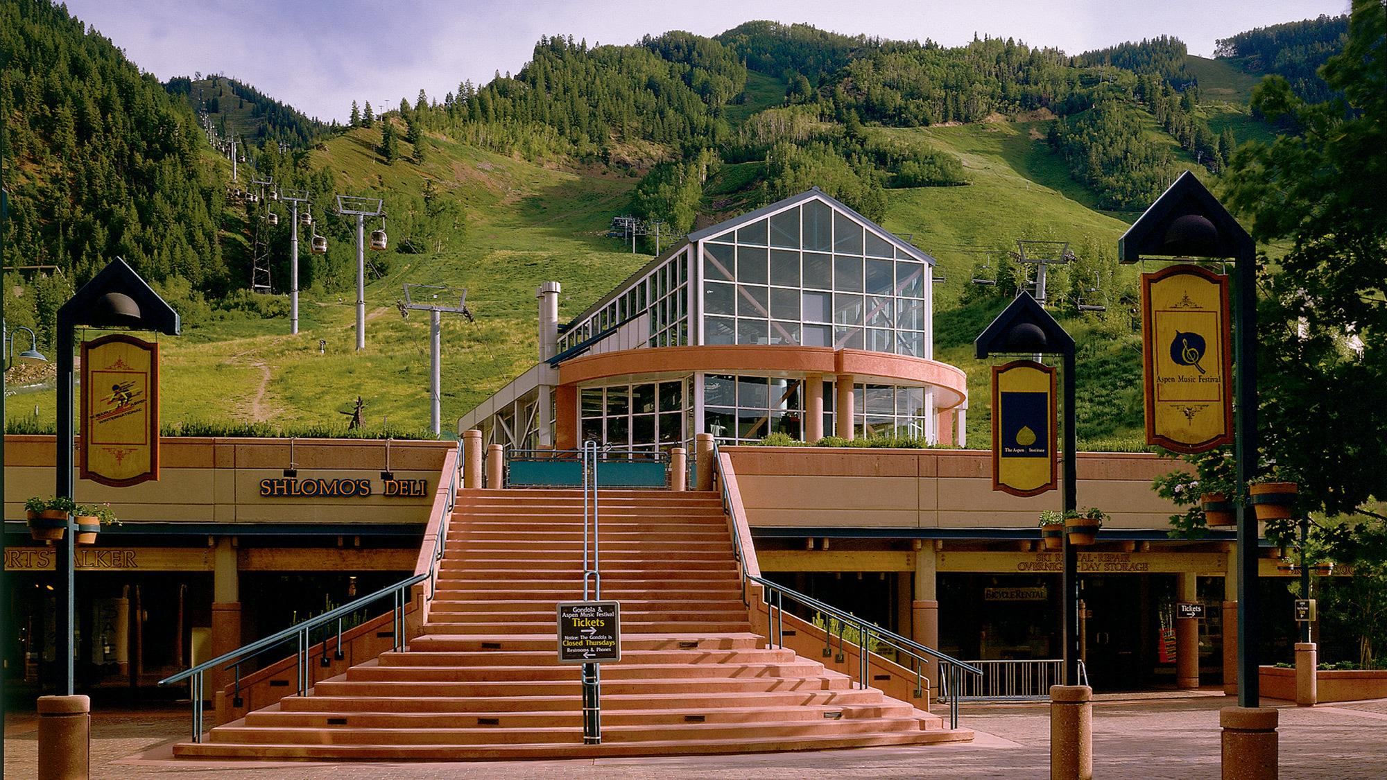 Aspen_Mountain_Gondola_Plaza